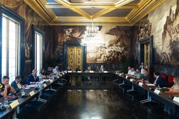 El alcalde de Barcelona, Jaume Collboni (3i), preside la Junta este jueves