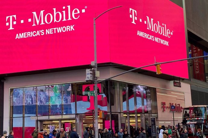 Archivo - FILED - 09 November 2019, US, New York: A branch of mobile carrier T-Mobile USA in Times Square. Photo: Christoph Dernbach/dpa