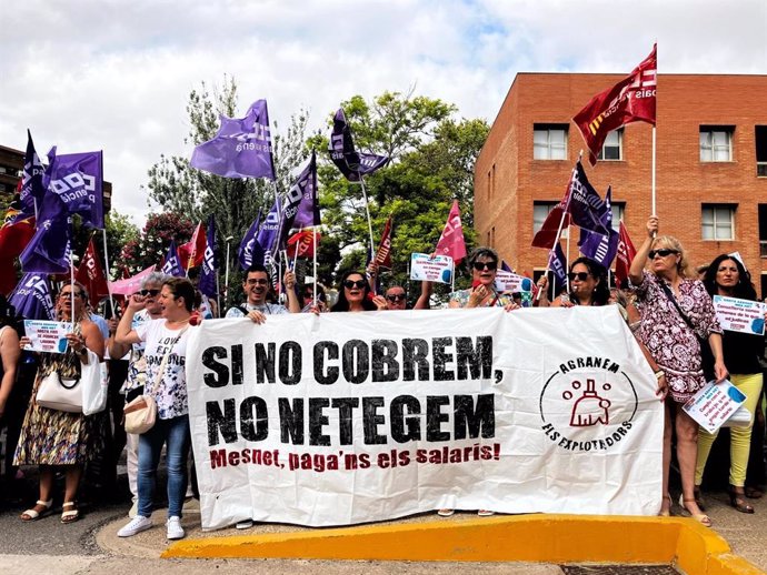 Trabajadoras de la limpieza de institutos  protestan por los impagos de a adjudicatoria del servicio.