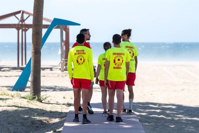 Socorristas en las playas de Marbella