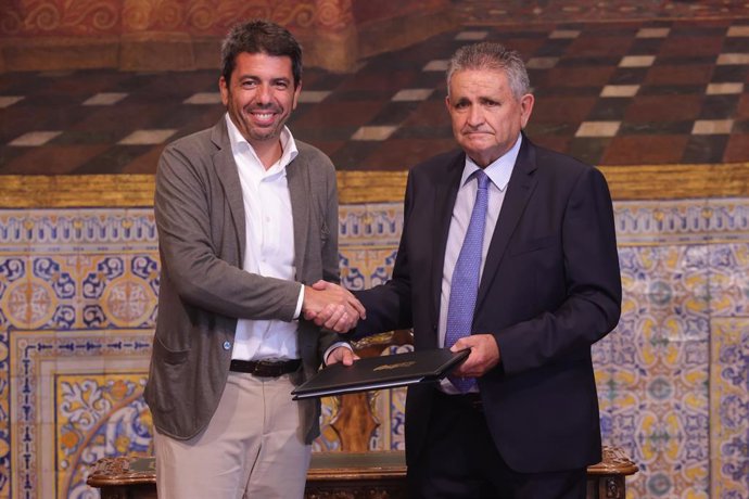 (E-D) El president De La Generalitat Valenciana, Carlos Mazón, Junt amb el President De la Squia Real Del Xúquer, Antonio Costa, Durant La Signatura Del Decret D'Ajudes.