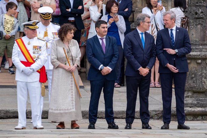 A alcaldesa de Santiago, Goretti Sanmartín (2i); o delegado do goberno en Galicia, Pedro Blanco (3i); o presidente do Partido Popular, Alberto Núñez Feijóo (2d), e o presidente da Xunta de Galicia e do PP de Galicia, Alfonso Rueda (1d), durante