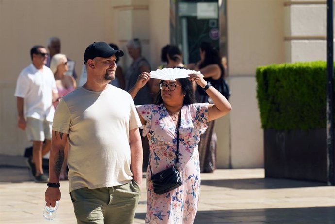 Imágenes de personas por las calles de la capital de la Costa del Sol soportando elevadas temperaturas, a 24 de julio de 2024, en Málaga, Andalucía (España). 