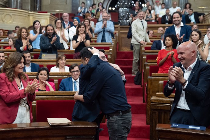 Archivo - El president de la Generalitat en funcions, Pere Aragonès, abraça el diputat d'ERC Ruben Wagensberg.