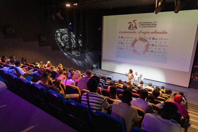 Menores migrantes conocen el documental 'Desahogo', de prevención ahogados