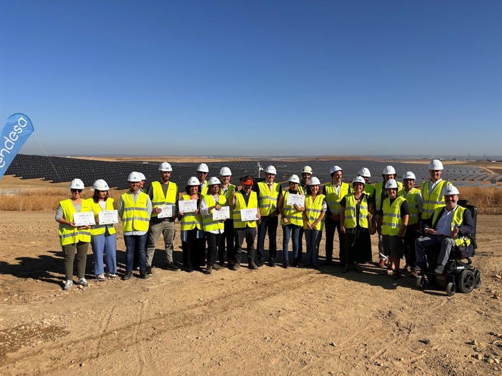 En el centro, la consejera Rocío Blanco y el director de Endesa en Andalucía, Rafael Sánchez, junto a los alumnos de UNEI que han recibido este jueves su diploma acreditativo del curso de formación 'Compost-in' en Salteras (Sevilla).