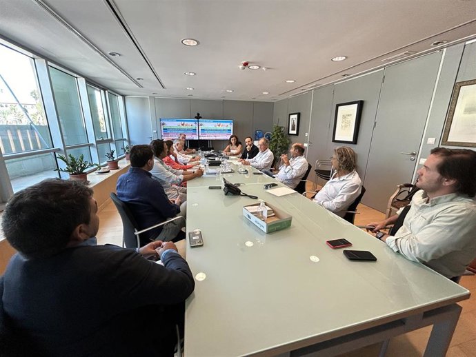 Reunión entre representantes de APB y CAEB para tratar la reordenación del puerto.
