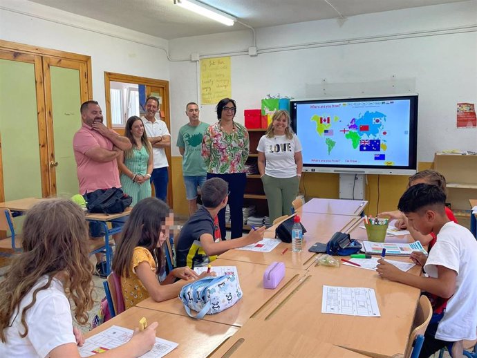 Visita de la delegada de Desarrollo Educativo y Formación Profesional de la Junta en Granada, María José Martín, al CPR Ramón y Cajal de la Puebla de Don Fadrique (Granada)