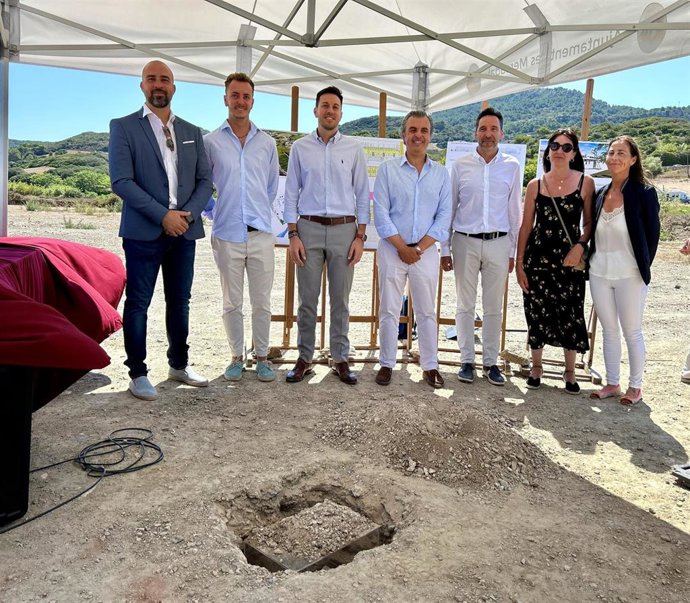 El conseller de Educación y Universidades, Antoni Vera, participa en la colocación de la primera pierda del CEIP Es Mercadal.