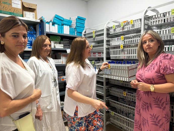 Elena González en una visita con enfermeras