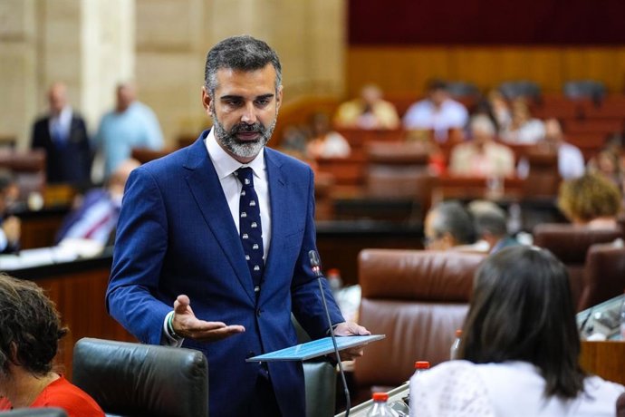 El consejero de Sostenibilidad, Medio Ambiente y Economía Azul, Ramón Fernández Pacheco, interviene en el Pleno del Parlamento andaluz.