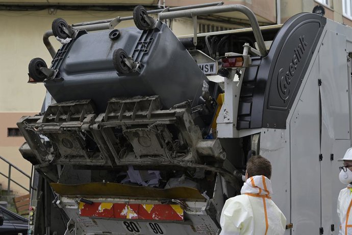Operativo de limpieza durante una emergencia sanitaria por la basura acumulada, a 25 de julio de 2024, en A Coruña, Galicia (España). El Ayuntamiento de A Coruña ha firmado el decreto que declara la emergencia sanitaria en la ciudad, después de un mes d