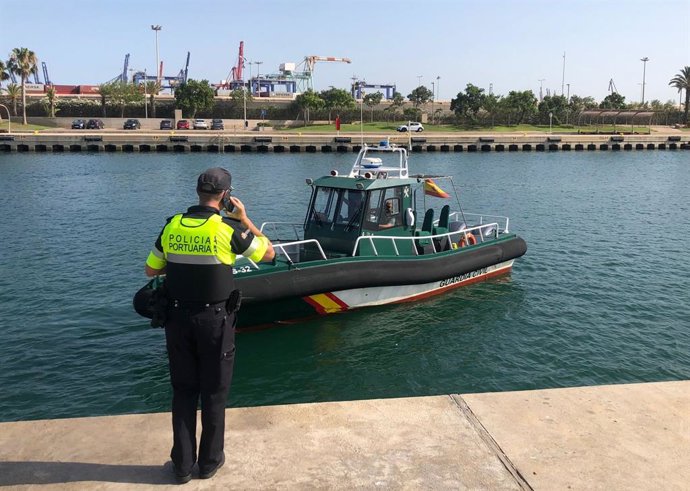 Operatiu Policial contra el bany en la drsena histrica del Port de Valncia