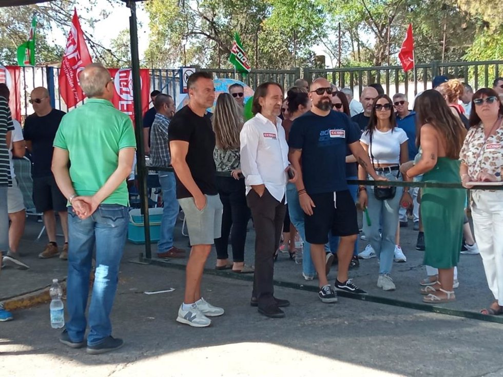 Plantilla concentrada a las puertas de la empresa durante la jornada de huelga