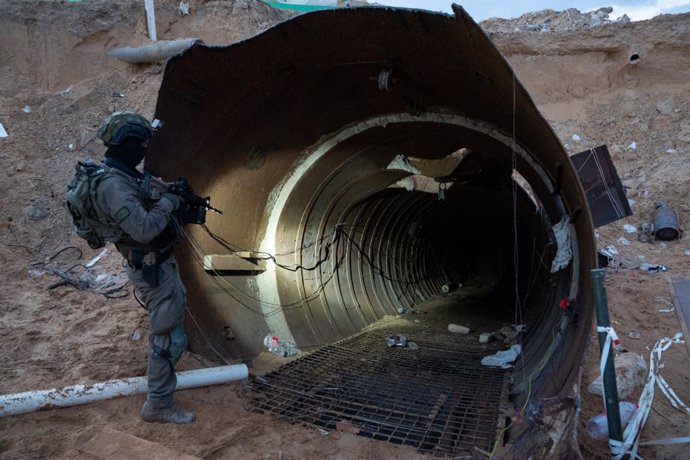 Archivo - BEIJING, Dec. 19, 2023  -- This photo released by the Israel Defense Forces (IDF) on Dec. 17, 2023 shows Israeli soldiers examining a large underground Hamas tunnel system uncovered in the Gaza Strip. The IDF said it has uncovered the largest un