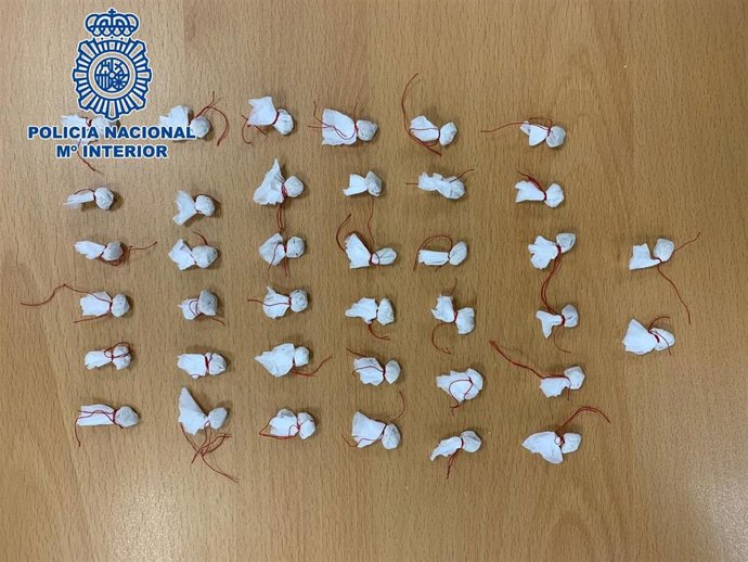 Archivo - Papelinas de cocaína y heroína incautadas por la Policía Nacional