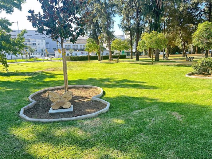 Trabajos en los jardines del Muelle de Huelva.