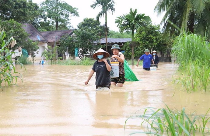 Archivo - HANOI, Sept. 30, 2023  -- People wade through flood water in Vietnam's central Nghe An province, Sept. 27, 2023. Floods in Vietnam's northern and central regions from Sept. 26 to Sept. 28 killed nine people, left one person missing and injured 1