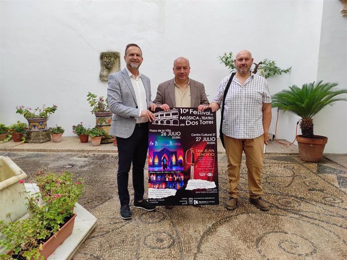 Duque, entre Torres (izda.) y López, en la presentación del X Festival de Música y Teatro de Dos Torres.