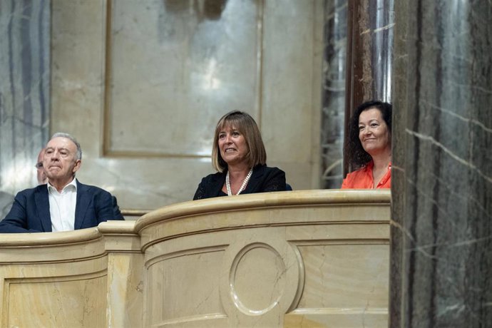 Los senadores autonómicos Antoni Poveda y Núria Marín del PSC-Units y Laura Castel de ERC en el palco de invitados del Parlament este jueves durante la designación