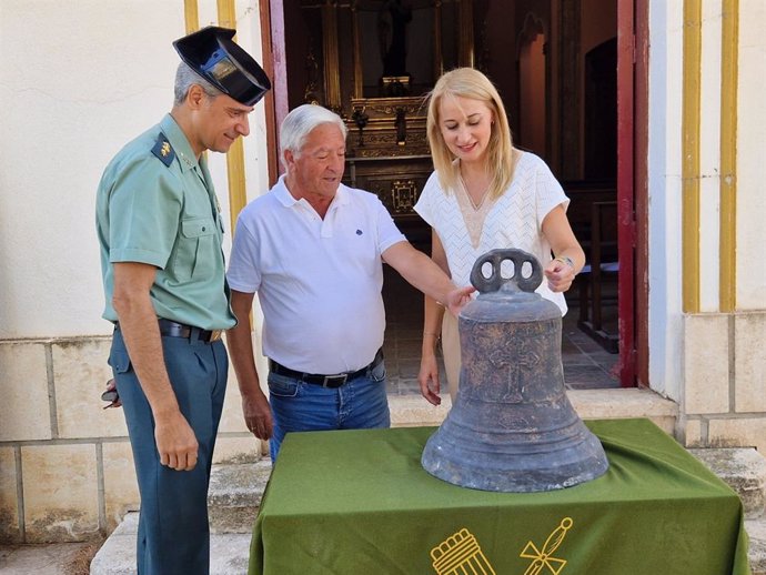 La delegada del Gobierno, Mariola Guevara, el coronel jefe de la Zona de Murcia, Francisco Pulido, y el dueño de la campana Fernando Sánchez