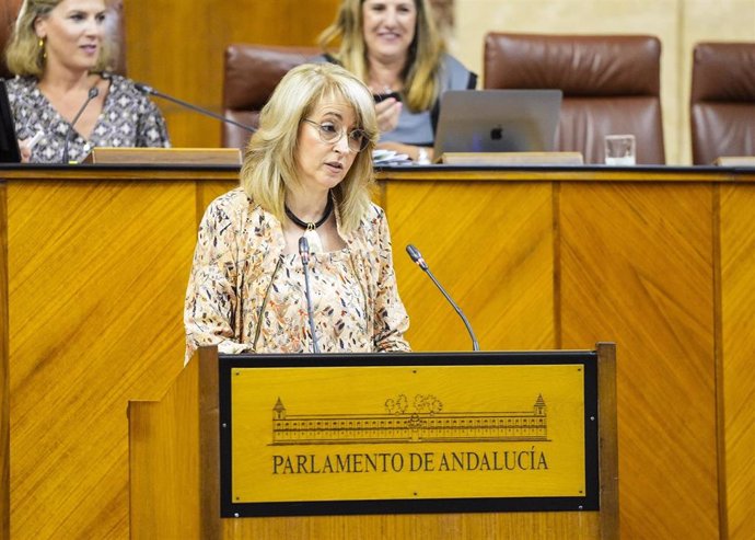 La diputada del PP-A Pilar Pintor interviene en el Pleno del Parlamento.