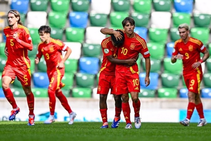 Pol Fortuny celebra un gol con la selección española de fútbol sub-19.