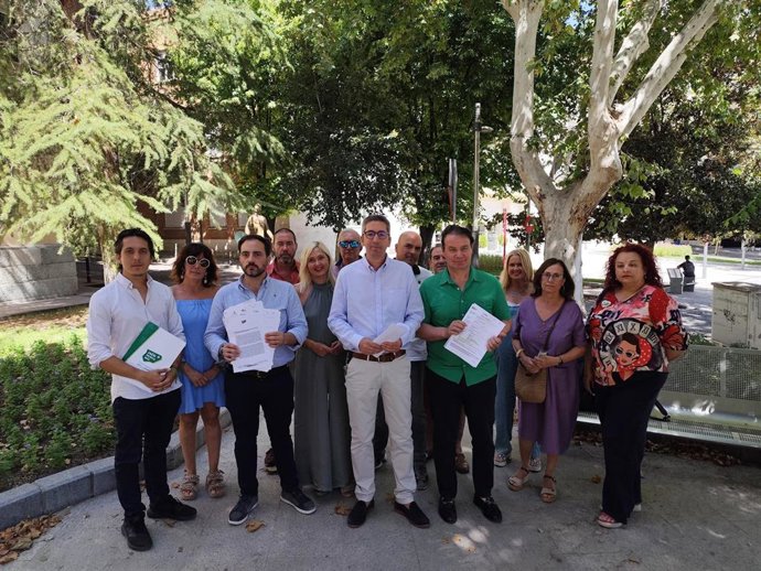 Miembros de JM+ con el escrito dirigido a las tres administraciones