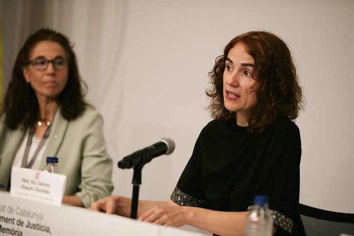 La Secretaria para la Administración de Justicia, Iolanda Aguilar, y la consellera de Justicia, Gemma Ubasart, durante la rueda de prensa sobre inversión en equipamientos judiciales este jueves, 25 de julio, en Barcelona