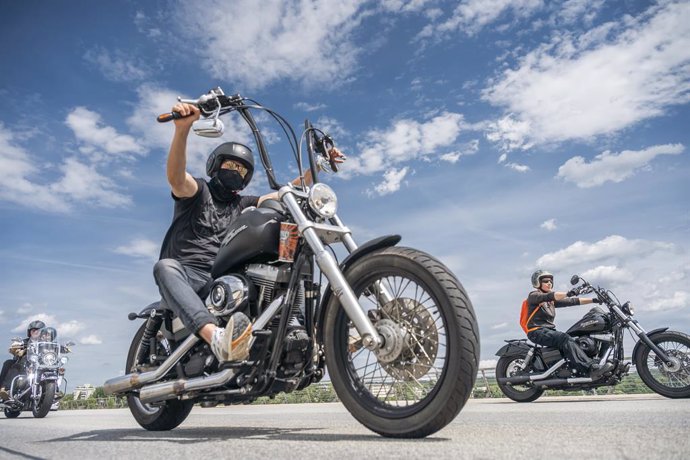 Archivo - 23 July 2023, Saxony, Dresden: Festival participants ride on their Harley Davidson at the big prade of Harley Days Dresden 2023. Photo: Matthias Rietschel/dpa/ZB