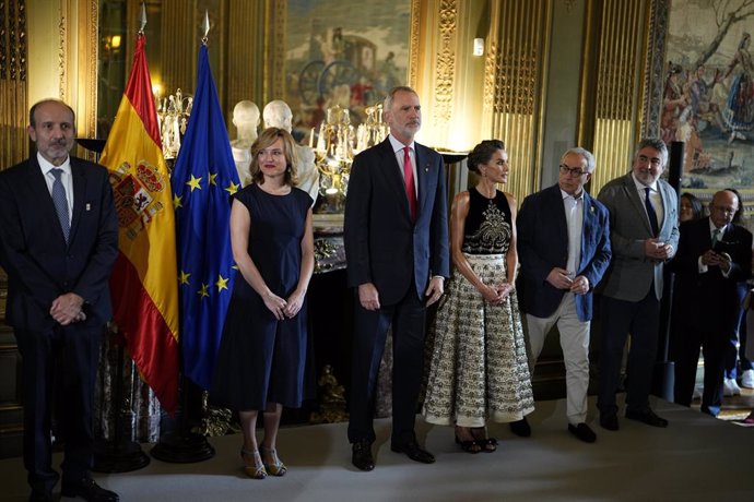 Los Reyes reciben a los miembros del equipo olímpico español en la embajada de España en París