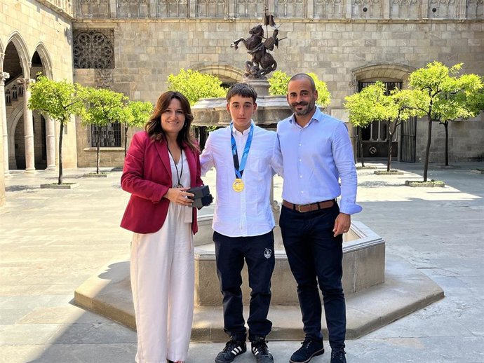 Laura Vilagrà junto al campeón del mundo junior de Kayak Cross 2024, Faust Clotet, en el Palau de la Generalitat este jueves