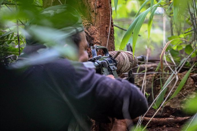 Archivo - July 6, 2022, Karenni State, Myanmar: A Karenni Defense Force (KNDF) soldier on guard with weapon aimed while patrolling the jungle during the armed conflict with the Burmese government Army Tatmadaw. The KNDF is an armed insurgent group and see