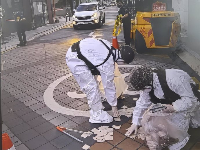 Recogida de un globo con basura norcoreano en Corea del Sur