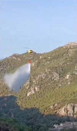 Un helicóptero del Infoca en el incendio de Casares (Málaga)