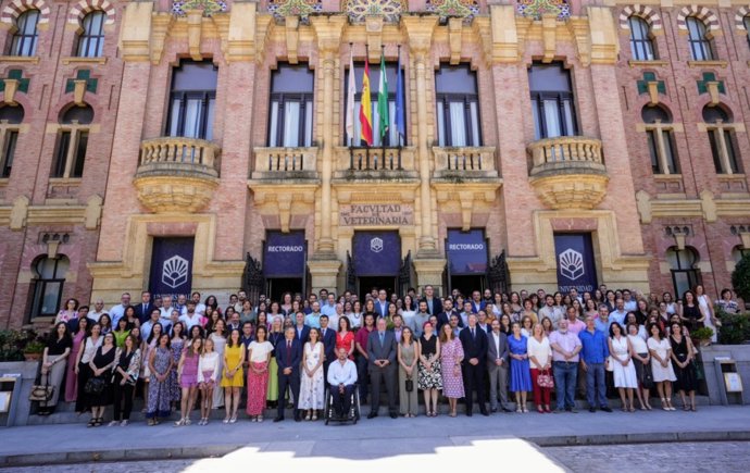 Foto de familia de las personas que hoy han tomado posesión de su cargo en la UCO.