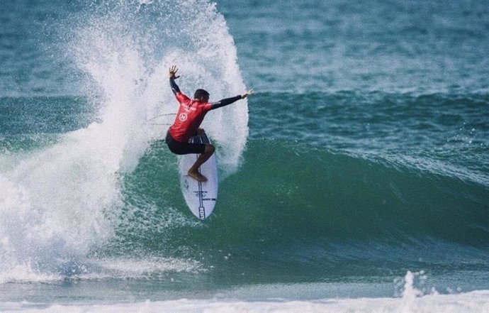 El surfista español Andy Criere, durante una competición.