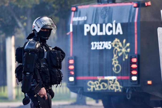 Archivo - Imagen de archivo de un agente de Policía en Bogotá (Colombia)