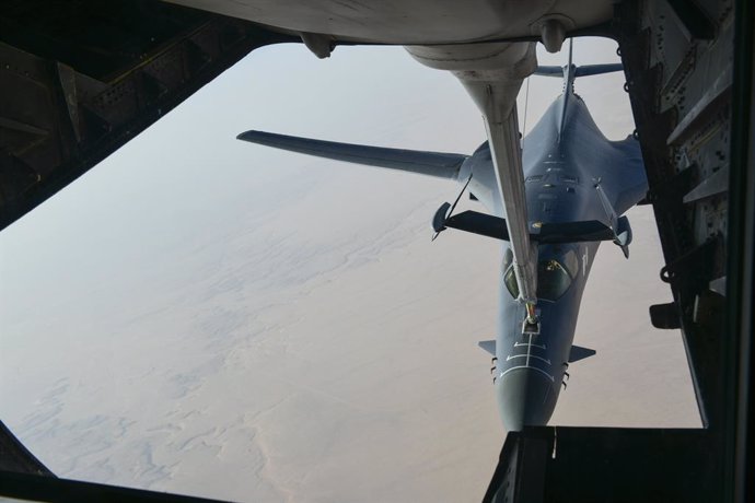 Archivo - April 14, 2018 - In Flight, USA - A U.S. Air Force B-1 Bomber separates from the boom pod after receiving fuel from an Air Force KC-135 Stratotanker en route to strike chemical weapons targets in Syria April 13, 2018. The B-1 dropped 19 JASSM-ER