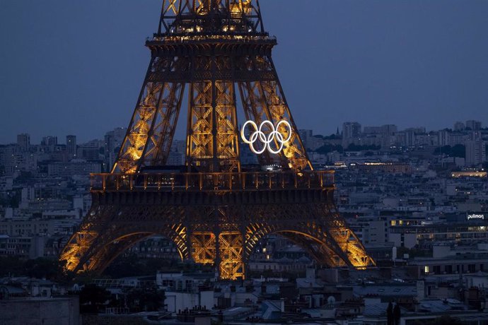 Los aros olímpicos en la Torre  Eiffel en los días previos a la ceremonia de inauguración de los Juegos de 2024.