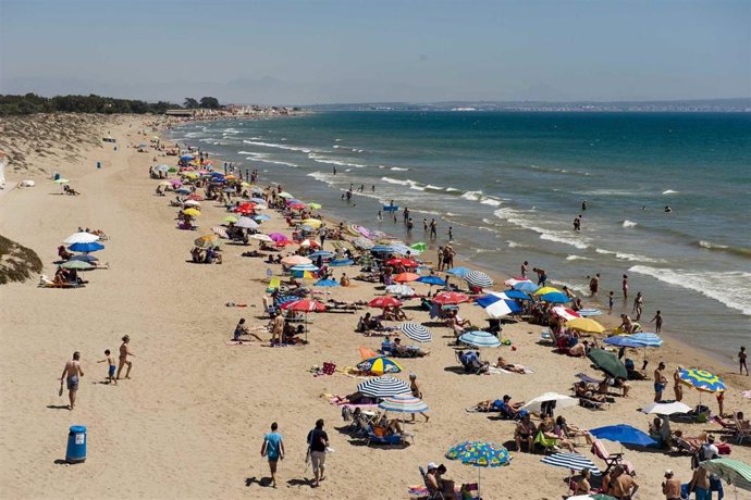 Archivo - Imagen de archivo de la playa La Marina de Elche (Alicante)