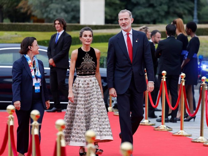 La Reina Letizia eclipsa en París con un Dior Alta Costura