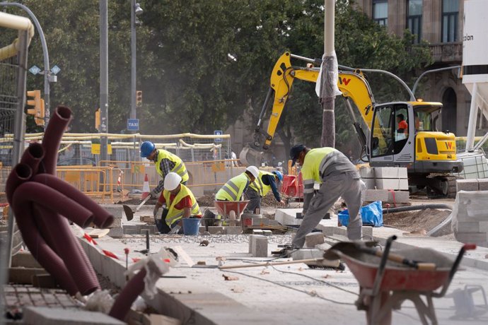 Archivo - Trabajadores realizando obras en las Ramblas de Barcelona.