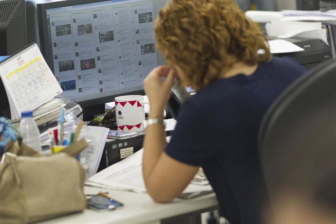 Archivo - Una mujer trabajando en la oficina. 