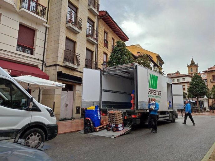 Archivo - Furgoneta de reparto estacionada en Oviedo, trabajador. 