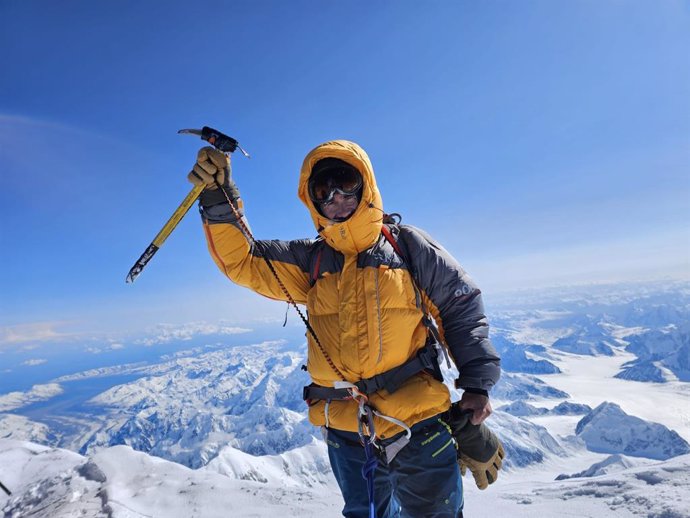 El alpinista en la cumbre del Denali