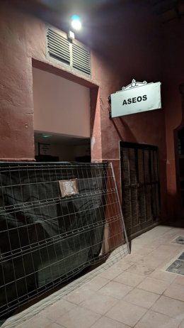 Baños inutilizados en s'Escorxador debido a las obras de acondicionamiento.