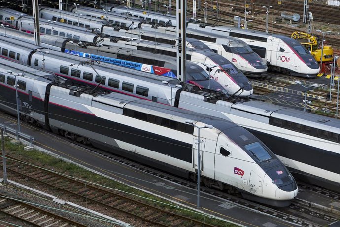 Archivo - Trenes de alta velocidad en un depósito cerca de la capital de Francia, París (archivo)