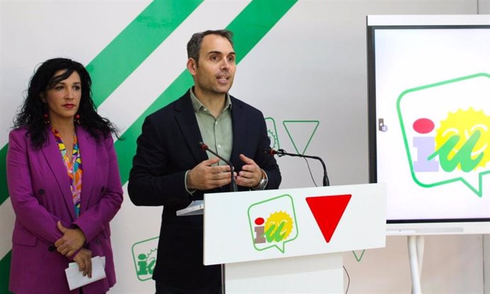 El diputado en el Congreso por Sumar y coordinador general de Izquierda Unida Andalucía, Toni Valero, junto con la coordinadora provincial de IU, Toni Morillas, en una imagen de archivo