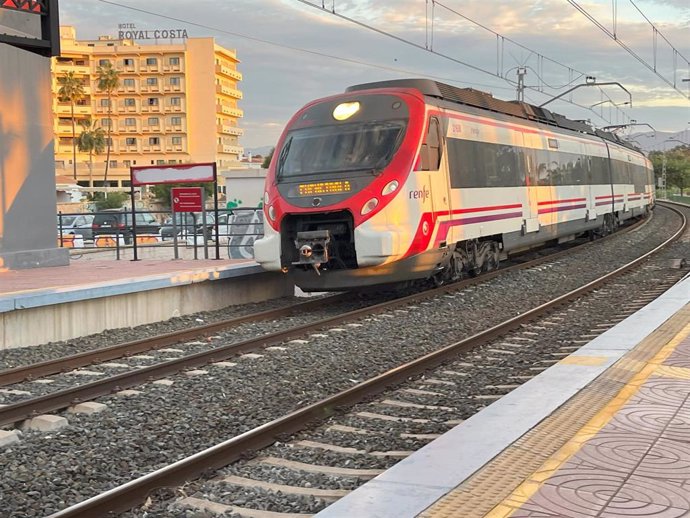 Archivo - Tren de Cercanías de Renfe de la línea C-1 llega a la parada apeadero de Los Álamos, en Torremolinos, procedente del centro de Málaga.